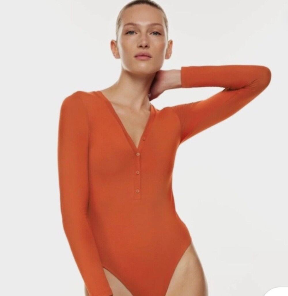 Aritzia Babaton V Neck Henley Button Front Bodysuit In Burnt Orange Size Medium